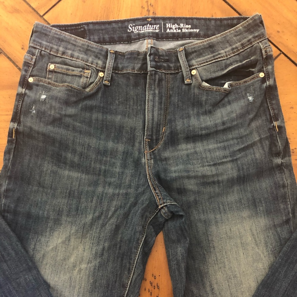 Signature Levi’s high-rise ankle skinny size 28